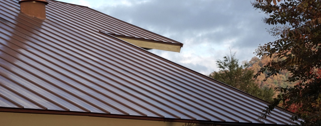 Maison avec un toit métallique. Les toits métalliques sont beaux, très durables et durent longtemps.