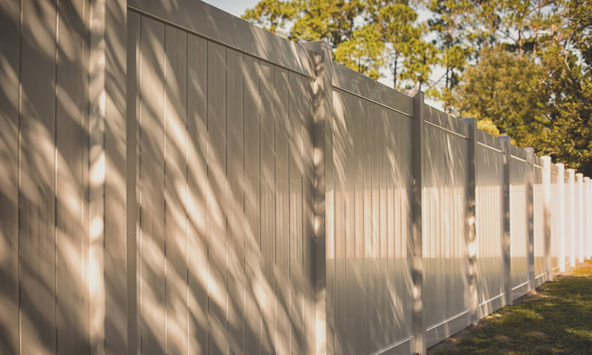 Classic White Vinyl Privacy Fence With Post Caps Mossy Oak Fence Company Orlando Melbourne Vinyl Privacy Fence White Vinyl Fence Privacy Fence Designs