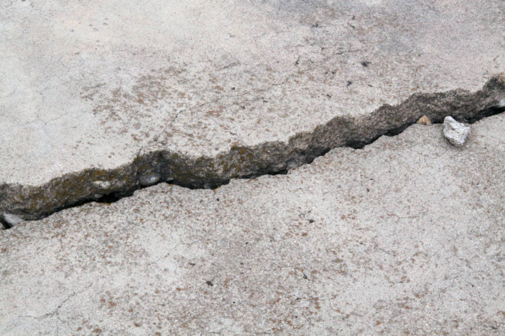 dalle de béton qui s'est tassée et déplacée